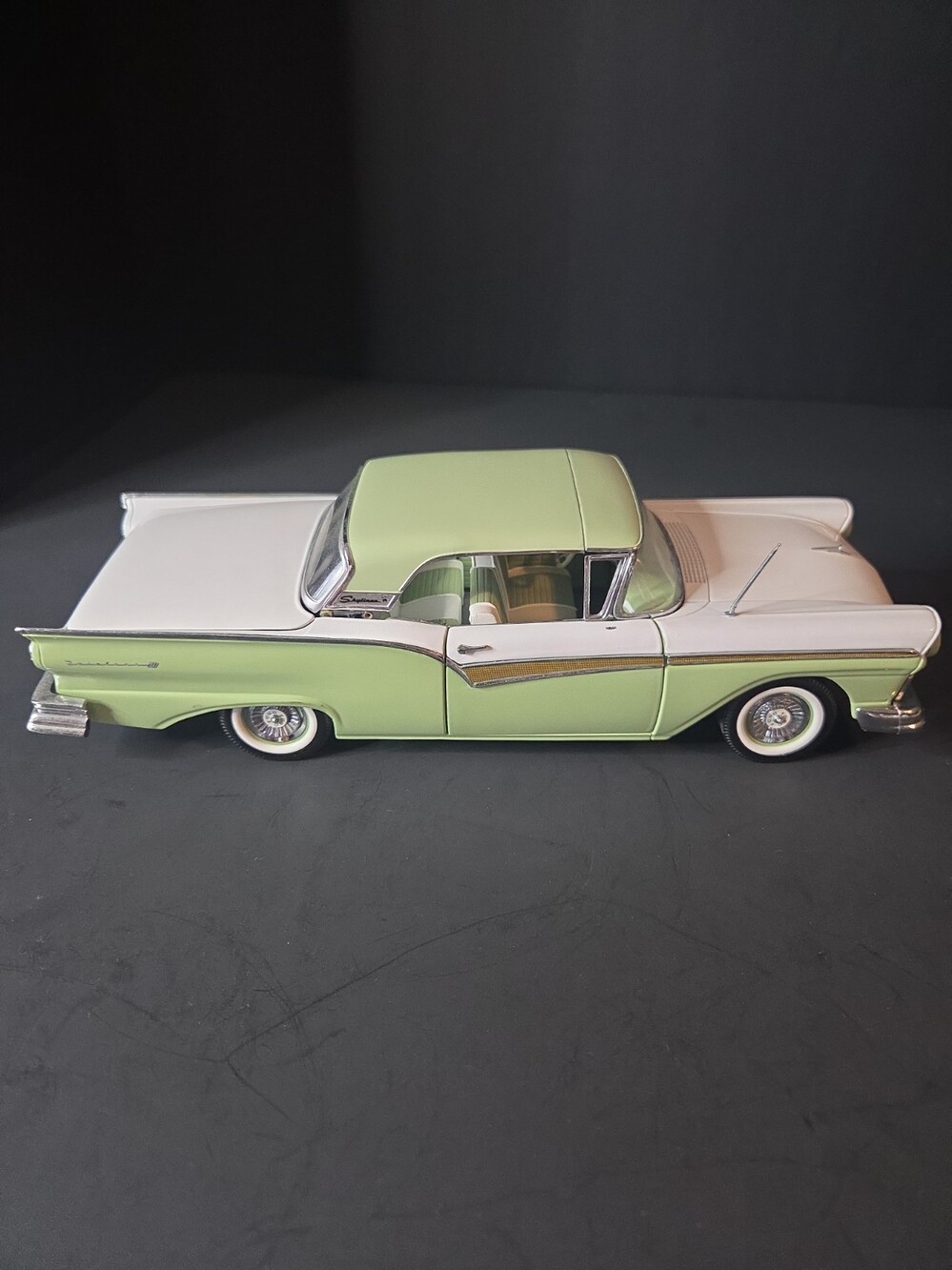 Sun Star 1:18 1957 Ford Fairlane 500 Skyliner Diecast Green Missing Side Mirror